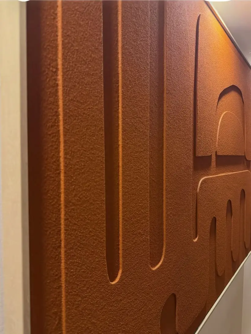 Pared terracota con arcos en relieve
