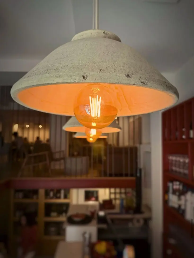Lámpara de cerámica encendida